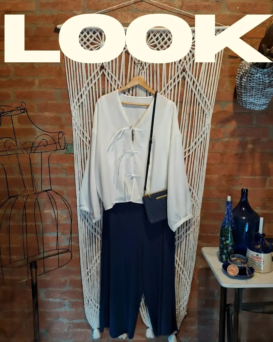 Camisa de amarrar com pantalona e bolsa